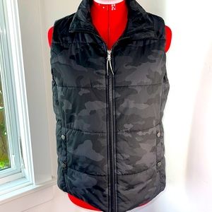 Women Vuori Camoflage vest. Size medium